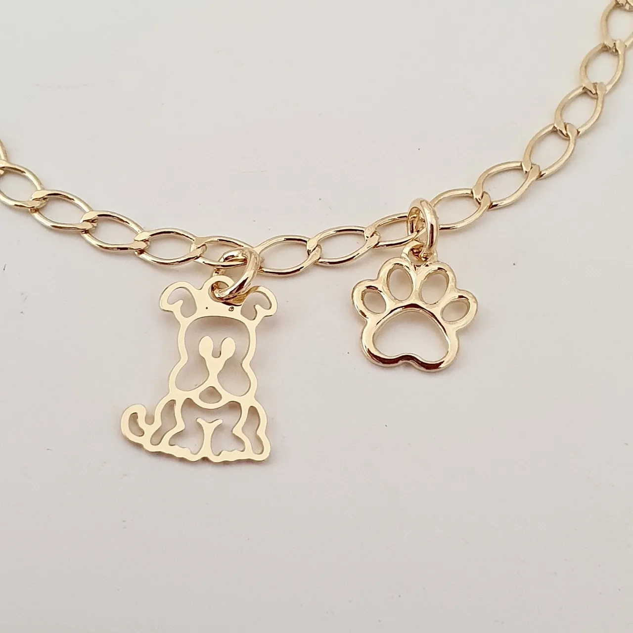 Pulseira com pingente de cachorro e patinha