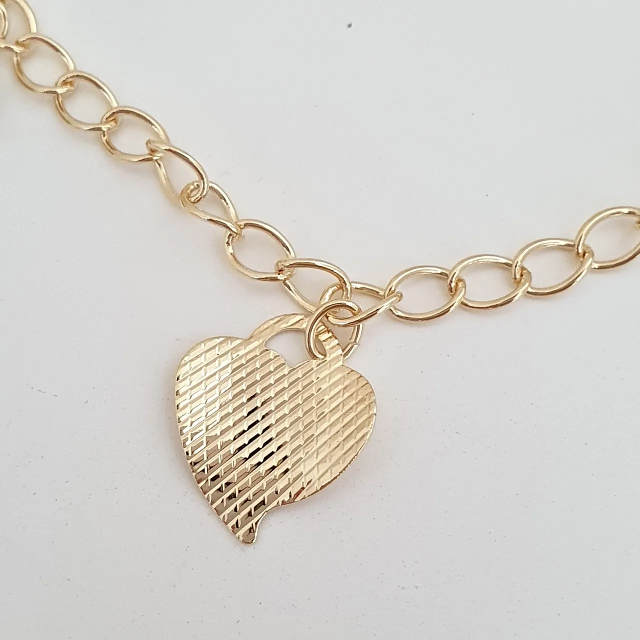 Pulseira pingentes corações detalhe diamantado