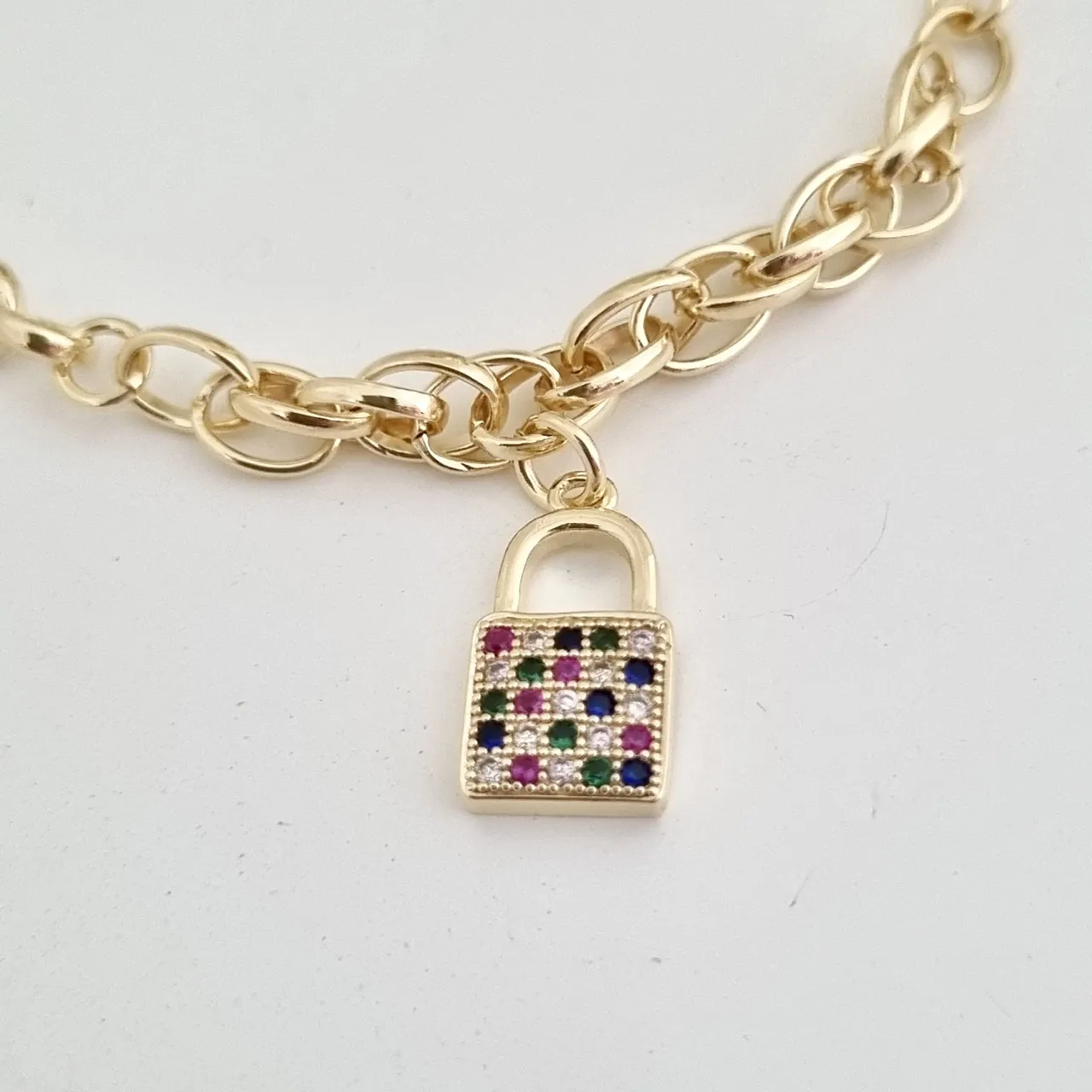 Pulseira elo grosso e pingente de cadeado cravejado com zircônias coloridas